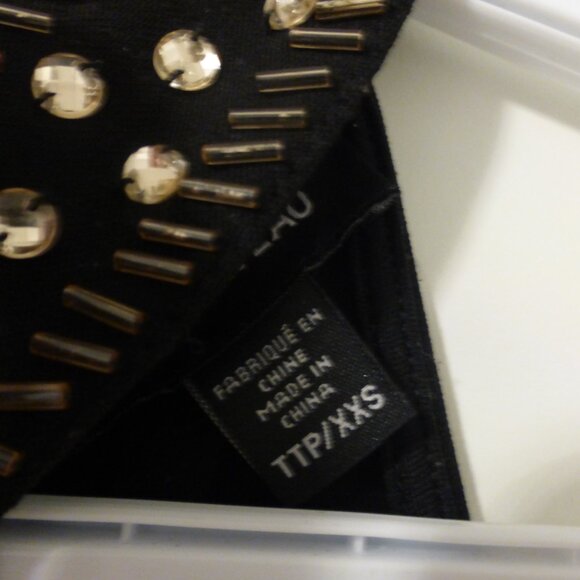 LE CHATEAU black sleeveless top with keyhole neckline and gold bead accents - Picture 5 of 11